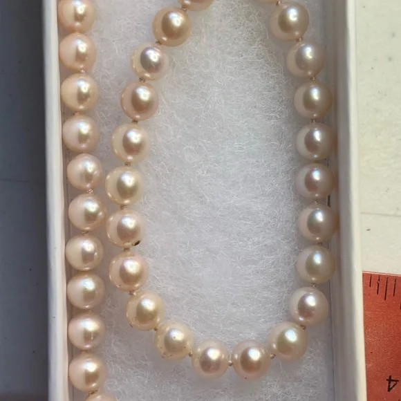14kt white gold clasp baby pink pearls set in necklace! Stunning 😍 - Picture 2 of 8